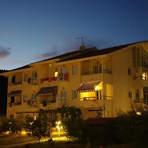 https://hotel-zlatni-lav.primorje-gorskikotar.com
