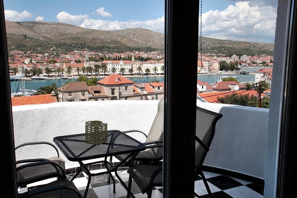 Rooms Carija تروغير بيت ضيافة