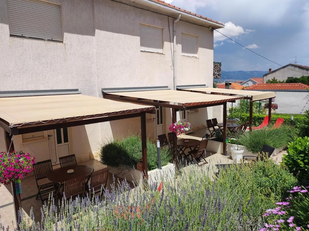 Rooms Carija تروغير