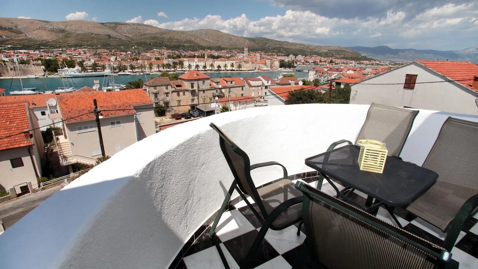 Rooms Carija تروغير